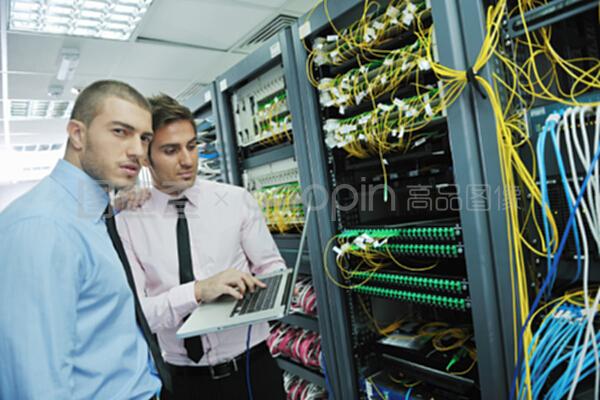 網(wǎng)絡(luò)服務(wù)器室中的網(wǎng)絡(luò)工程實施與優(yōu)化